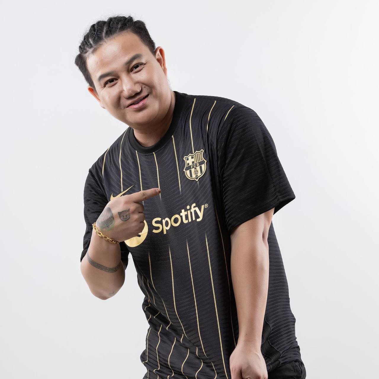 លោក «ម៉ៃ សុគន្ធ» ចេញមុខមកព្រលះផាំងៗ ទៅលើនារីច្រៀងអកកាដង់ម្នាក់ ដែលច្រៀង ប្រើពាក្យសម្ដីមិនសមរម្យ ធ្វើឱ្យប៉ះពាល់ដល់តម្លៃស្ត្រីខ្មែរ